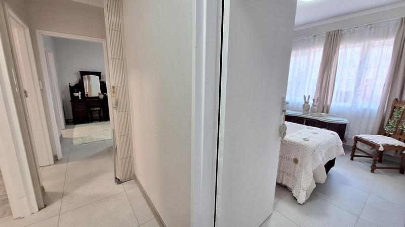 5 Bedroom Property for Sale in Reebok Western Cape